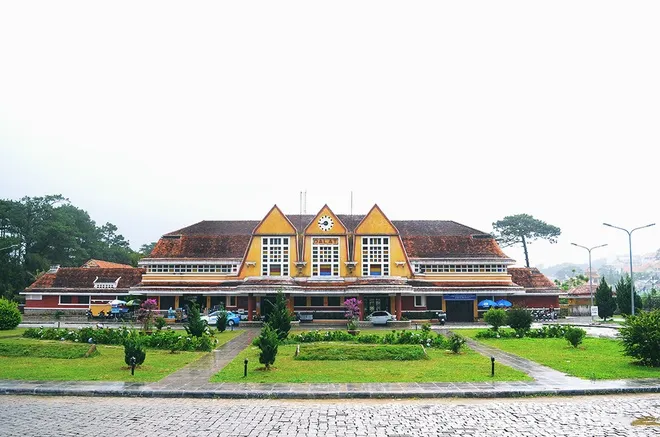 Tọa lạc ở con dốc đường Yersin, Ga Đà Lạt được Pháp khởi công xây dựng từ năm 1932 và hoàn thành vào 6 năm sau