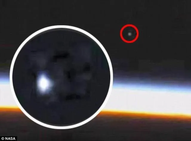 Hình ảnh được cho là UFO xuất hiện trong video truyền từ trạm vũ trụ ISS trước khi video trực tiếp bị dừng đột ngột.