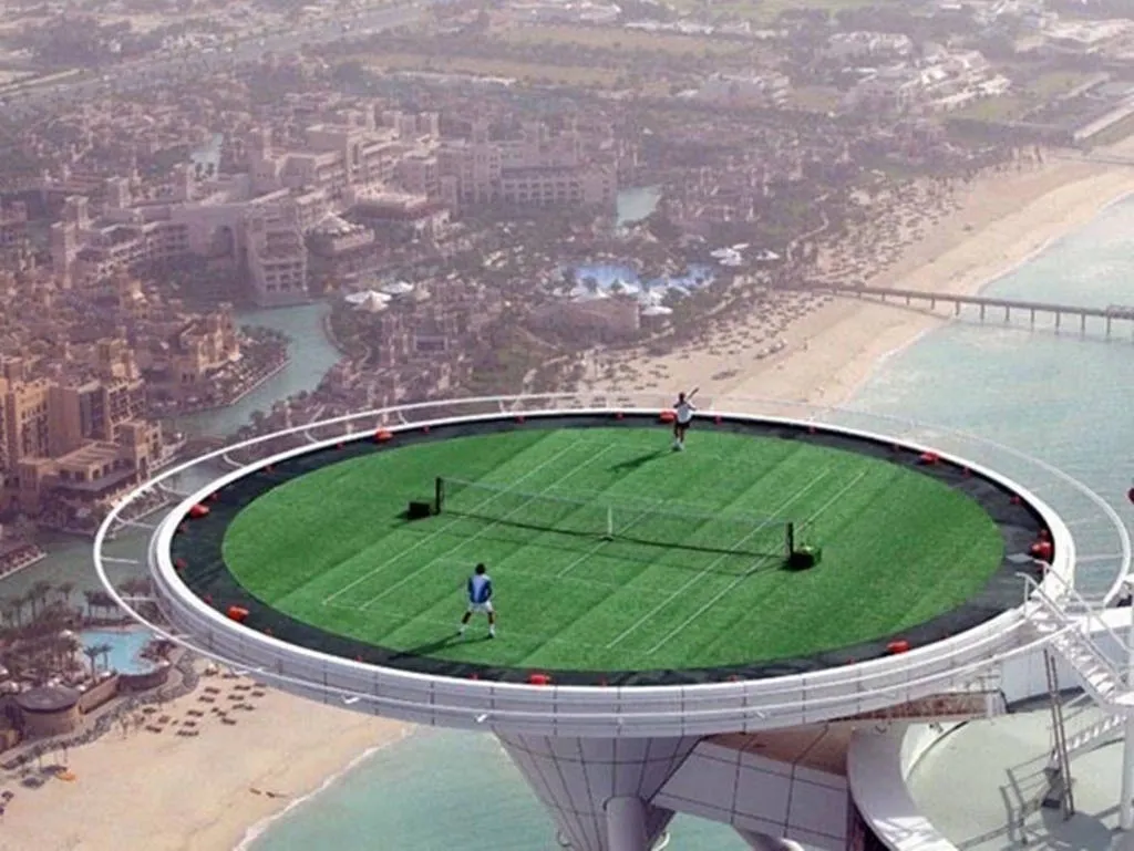Có vẻ giống một cảnh trong phim khoa học viễn tưởng, tuy nhiên, đây lại là hình ảnh sân tennis cao nhất thế giới ở Dubai.