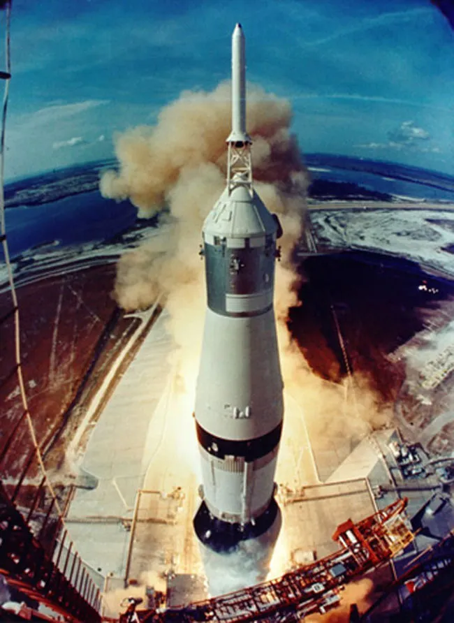 Ngày 16/7/1969, sứ mệnh Apollo 11 được phóng lên không gian bởi tên lửa Saturn V. Apollo 11.