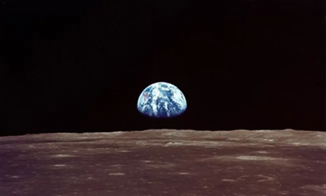 Bức ảnh "Trái Đất mọc" được chụp từ Apollo 11 khi tàu hạ cánh trên bề mặt Mặt Trăng.