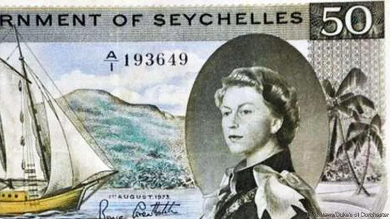 Tờ 50 rupee của Seychelles, một quốc gia Đông Phi, được cho là in chữ "sex" (tình dục) bằng tán cây cọ