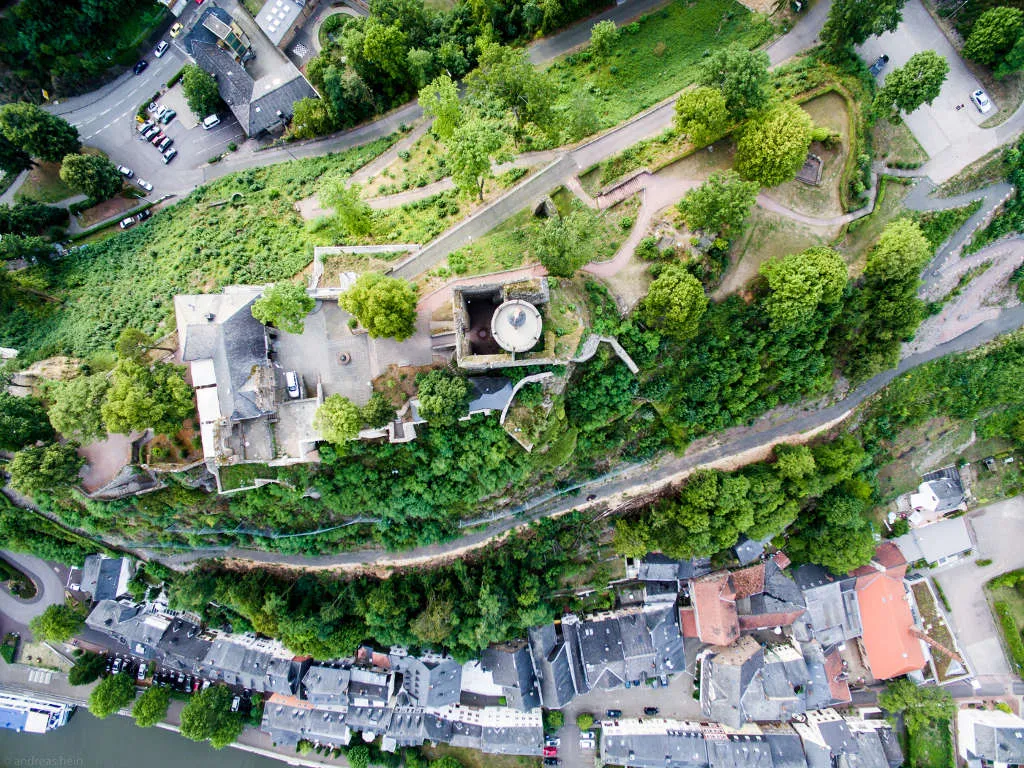 Lâu đài Saarburg ở Rhineland-Palatinate nhìn từ trên cao.