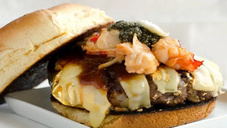 Chiếc bánh Douche Burger trị giá 666 USD.