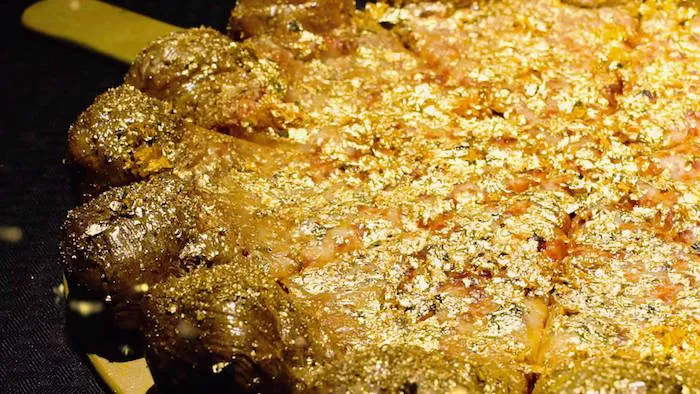 Pizza phủ vàng - bạn có muốn thử không?
