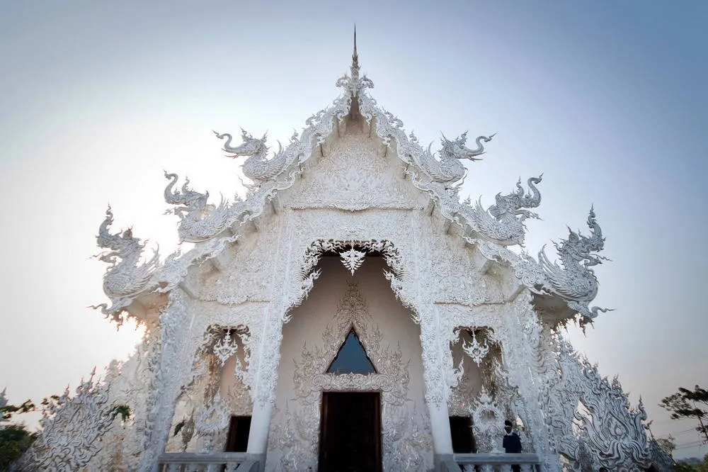 Dù chưa xây xong, Wat Rong Khun đã trở thành một ngôi chùa nổi tiếng thế giới, thu hút hàng trăm nghìn lượt khách tham quan mỗi năm.