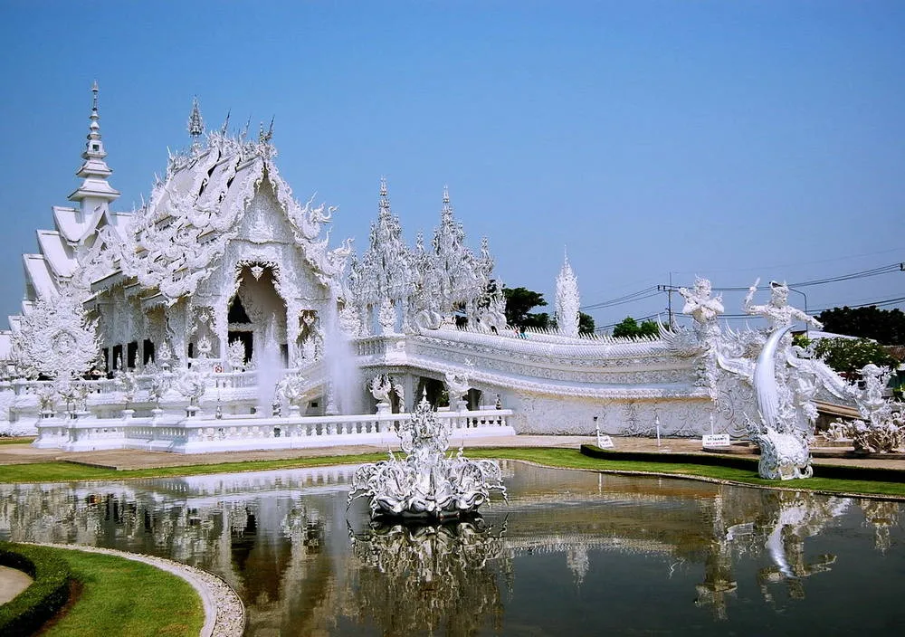Với màu trắng tinh khiết và lối kiến trúc độc đáo, ngôi chùa đã trở thành biểu tượng văn hóa của đất nước Phật giáo Thái Lan.