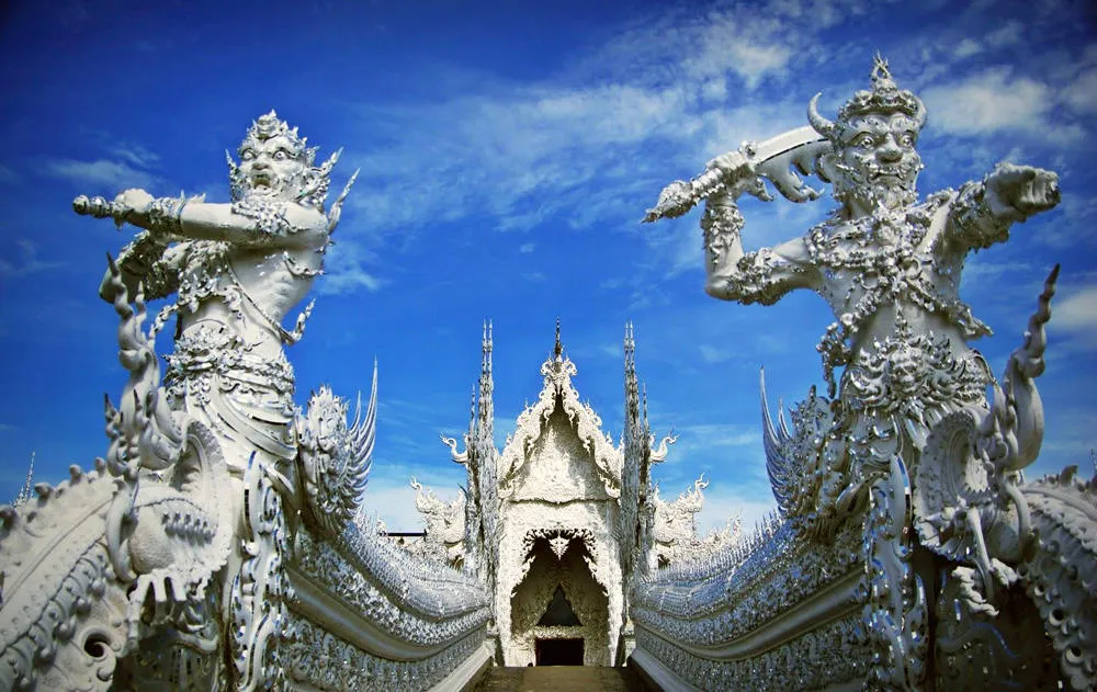Người thiết kế ngôi chùa là Chalermchai Kositpipat – một họa sĩ kiêm kiến trúc sư Thái Lan, người đã ấp ủ ý nguyện xây dựng một ngôi chùa chỉ toàn màu trắng để biểu trưng cho sự thanh cao của đạo Phật.