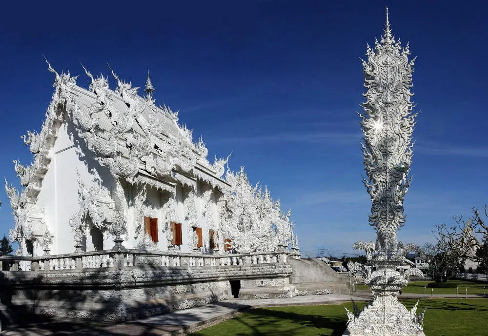 Từ năm 1997, khi chọn được khu đất rộng chừng 3ha tại tỉnh Chiang Rai, Chalermchai đã bắt đầu hiện thực hóa ý tưởng của mình với công trình Wat Rong Khun.