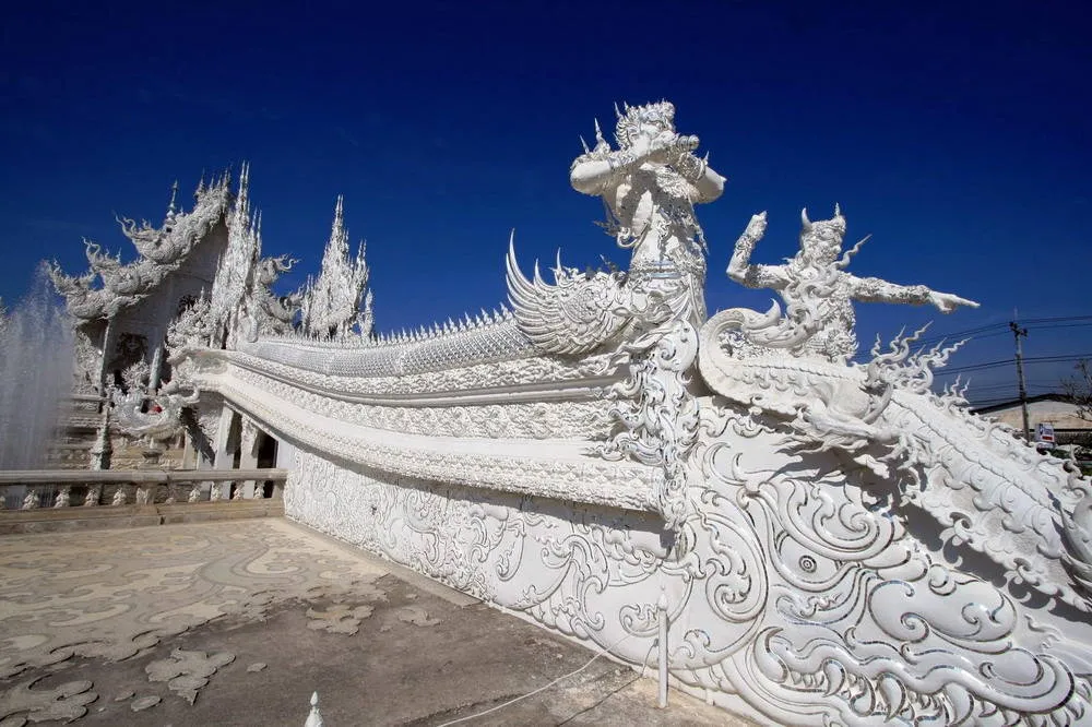 Sau gần 2 thập niên xây dựng, Wat Rong Khun đã hiện ra trong một màu trắng tinh khôi, cùng sự pha trộn kỳ lạ của kiến trúc truyền thống và siêu thực, gây ấn tượng mạnh mẽ đối với những ai đến đây.