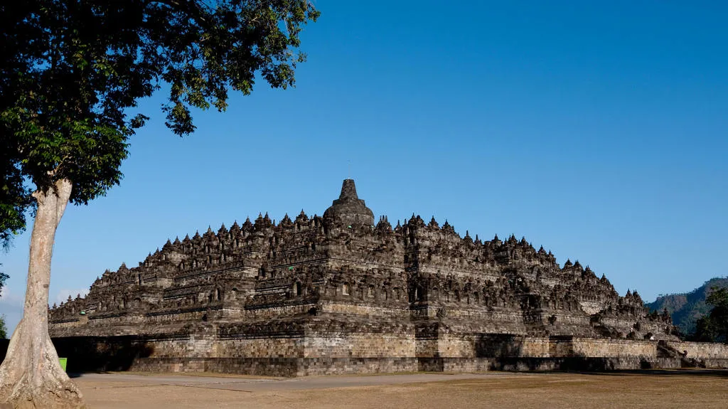 Nằm ở miền Trung đảo Java của Indonesia, Borobudur là một ngôi đền tháp Phật giáo khổng lồ nổi lên đột ngột giữa vùng lòng chảo, xung quanh là rừng rậm.