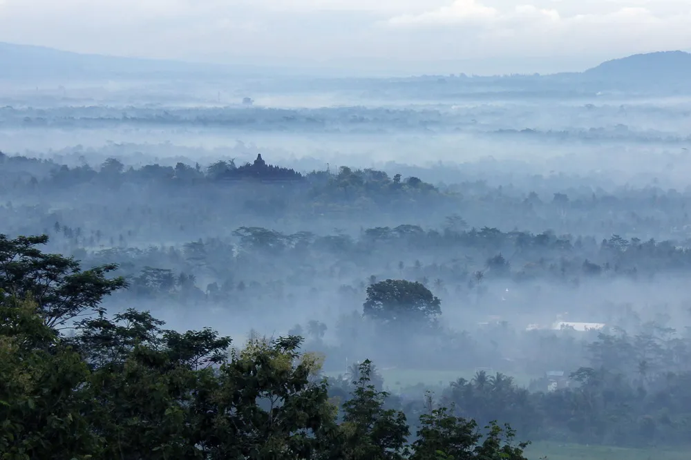 Người ta tin rằng ngôi đền tháp đã bị chôn vùi sau vụ phun trào lớn của núi lửa Merapi tại vùng này vào thế kỷ thứ 14.
