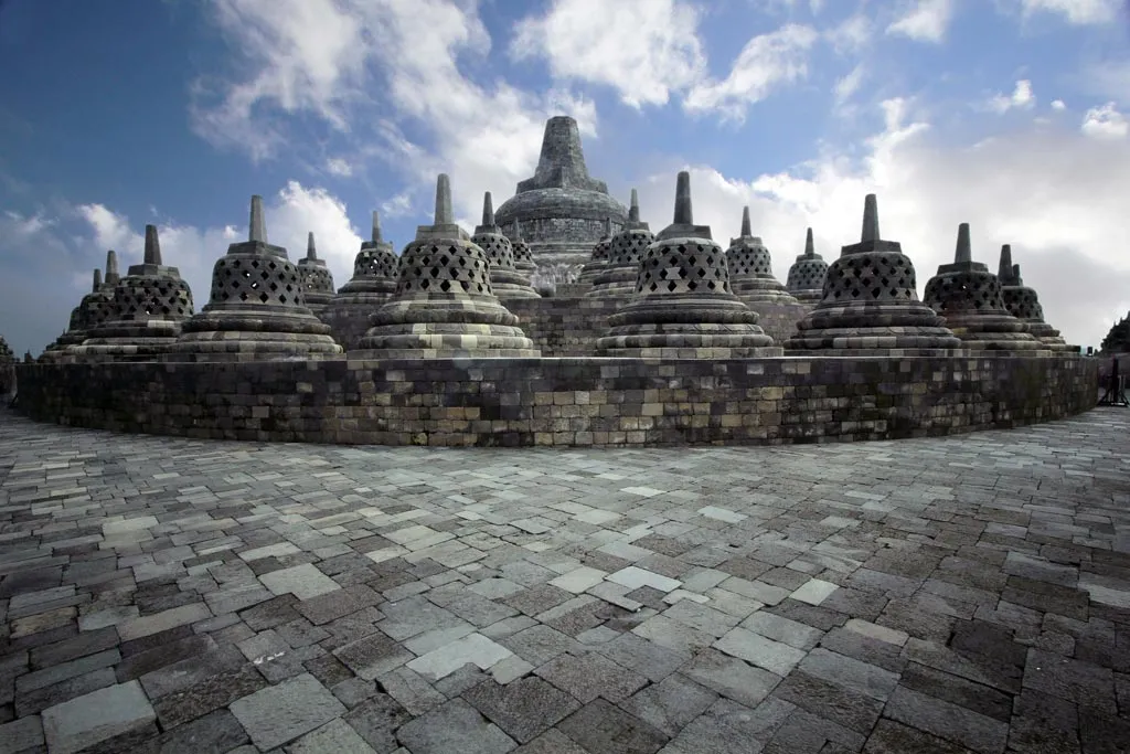 Vòng tròn thứ 3 có 16 stupa, được đục lỗ trống hình vuông và gọi tên là Nirwana, bao quanh một stupa lớn nằm ở trung tâm.