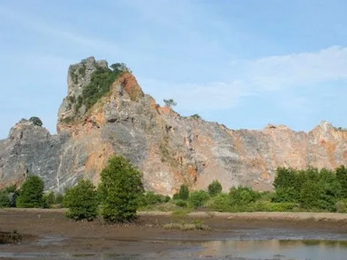 Một phần đồi núi đá vôi Hòn Chông bị khai thác.