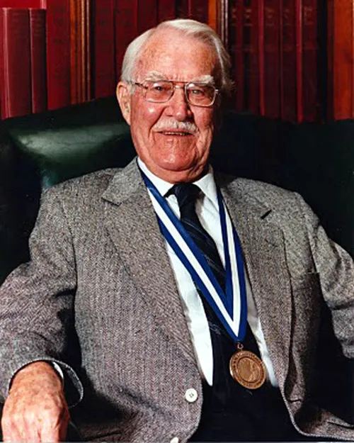 Ông Victor Mills.