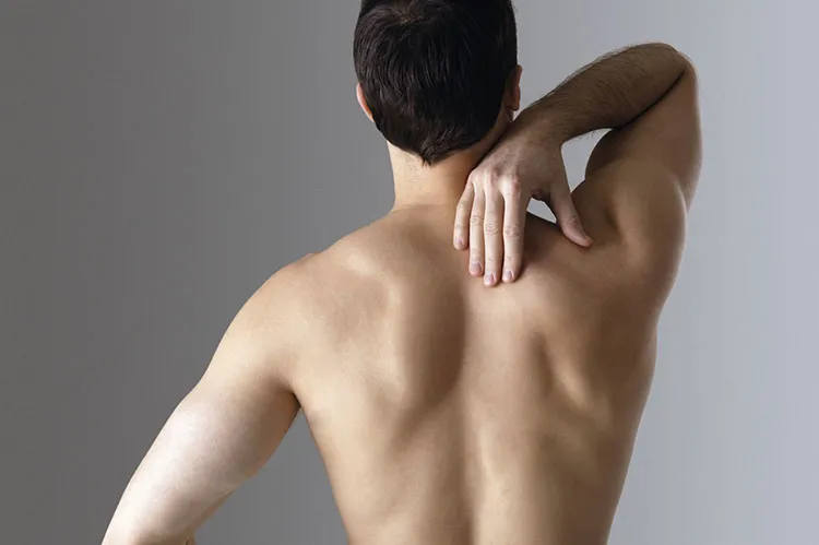 Trước khi tập chống đẩy bạn cần duỗi căng cơ thể.