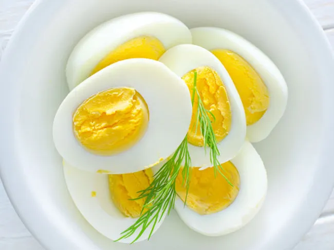Cơ bắp cần protein để sửa chữa các sợi cơ bị tổn thương trong quá trình tập luyện. Vì vậy, bạn ăn trứng hàng ngày hoặc tìm một nguồn protein để cung cấp cho cơ thể khi tập chống đẩy.