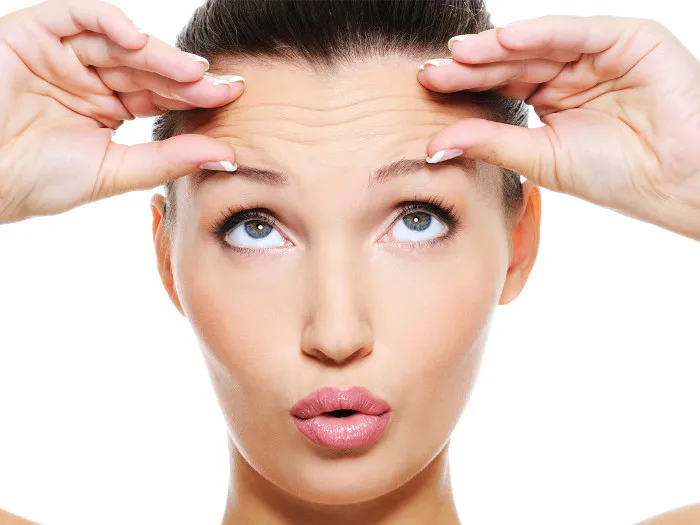 Những nếp nhăn hằn ngang trên trán là biểu hiện suy nghĩ quá nhiều.