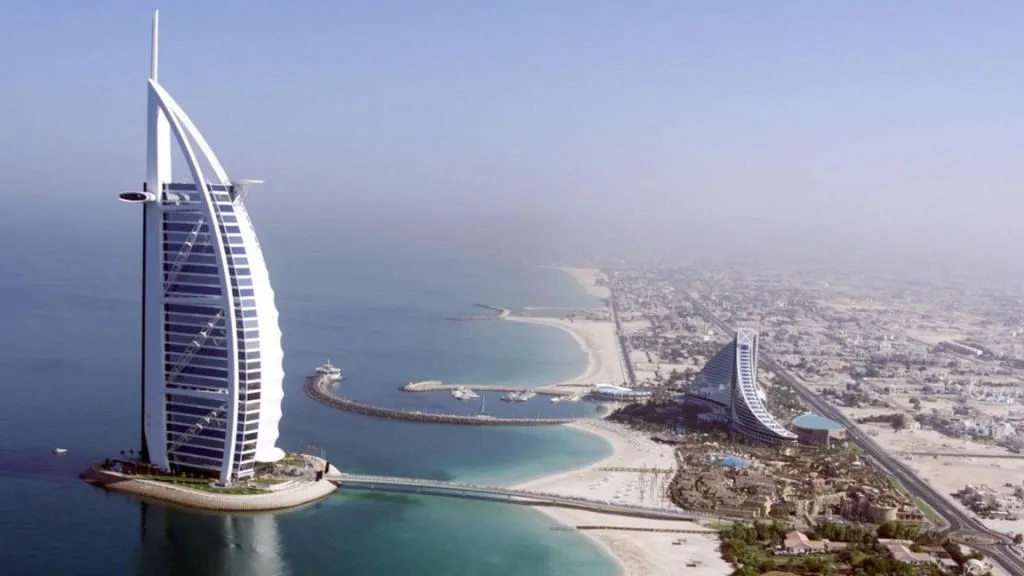 Khách sạn Burj Al Arab ở Dubai là khách sạn sang trọng và đẳng cấp nhất thế giới, được xếp hạng 7 sao.