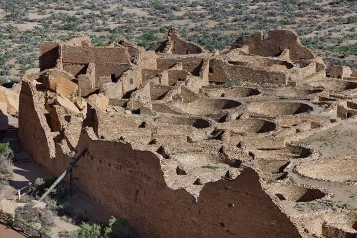Pueblo Bonito, nhìn từ cao nguyên Chaco Canyon.