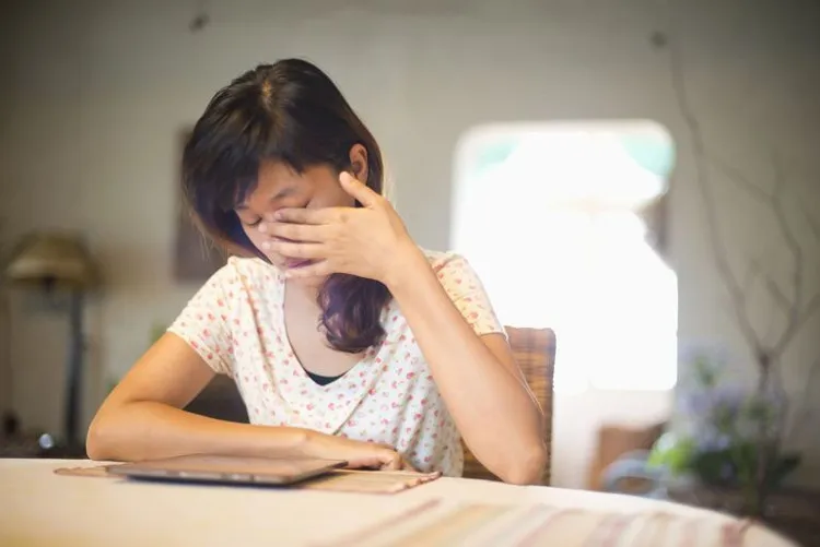Giấc ngủ làm thư giãn cơ bắp dẫn đến việc các tuyến tiết meibum giải phóng lượng nhiều hơn so với lúc thức.