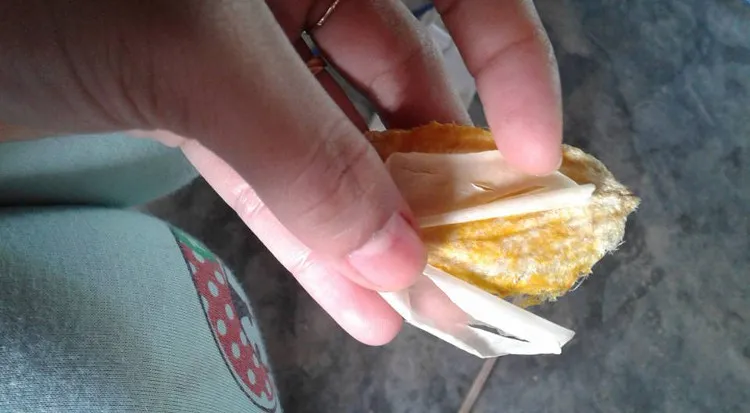Trong clip, người đàn ông vừa thái xoài vừa khẳng định xoài bị làm giả, do "hạt có một lớp nylon được làm từ tinh dầu hoặc một thứ hóa chất, tinh chất nào đó".