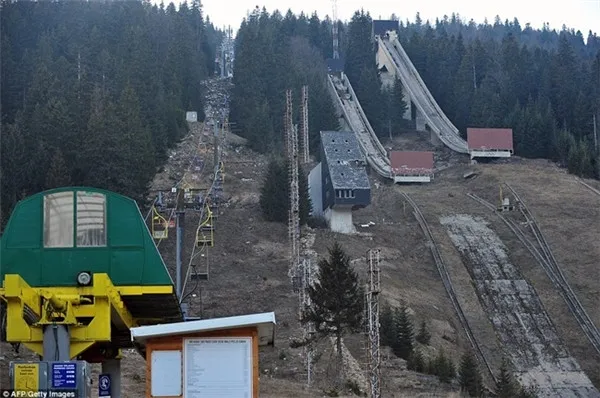 Sân trượt tuyết ở Sarajevo được xây phục vụ Olympic 1984 Olympic hiện xuống cấp nghiêm trọng, hầu như bị phá nát.