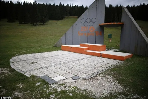 Bục trao huy chương ở Thế vận hội năm 1984 tại Sarajevo, Nam Tư đã trở nên cũ nát, hoang tàn.