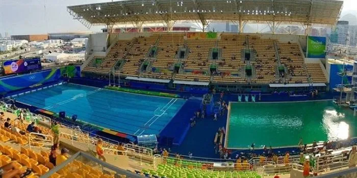 Nước trong hồ bơi tại Rio đột nhiên chuyển thành màu xanh lá sau một đêm.