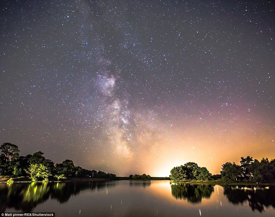 Hình ảnh mưa sao băng tại Hatchet Pond ở Hampshire.