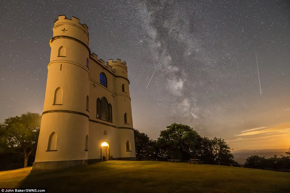 Mưa sao băng Perseids "rơi rơi" ở Haldon Belvedere, Vương quốc Anh.
