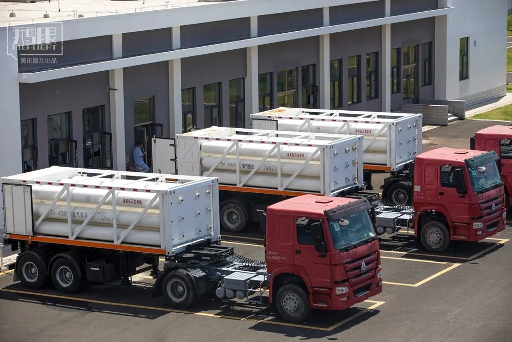 Xe vận chuyển khí heli vào trong bệ phóng. Khí heli được sử dụng để ngưng tụ hydro và oxy để tạo nhiên liệu tên lửa.