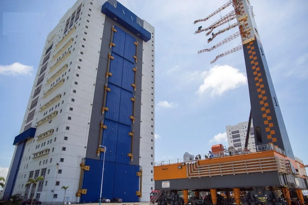 Bệ phóng vệ tinh di động sơn màu xám và cam.
