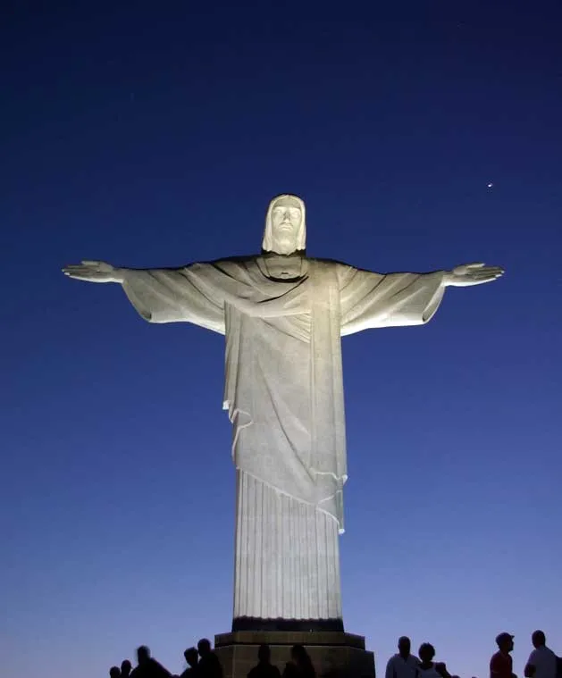 Bức tượng Chúa Cứu Thế ở Rio De Janeiro, Brazil.