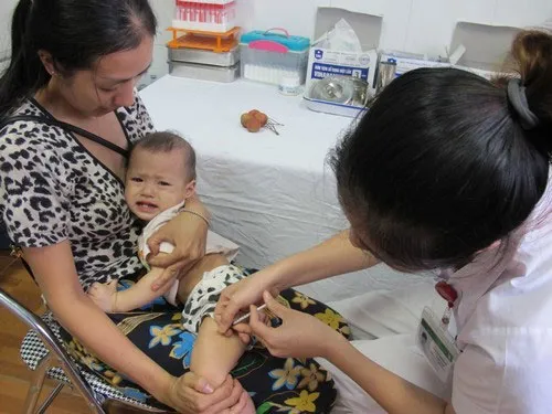 Để phòng bệnh ho gà, cha mẹ cần đưa con đi tiêm phòng đủ mũi, đúng lịch.