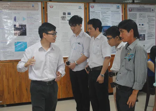 Những người khiếm thị đã được TS Nguyễn Bá Hải hướng dẫn tận tình cách sử dụng kính "mắt thần".