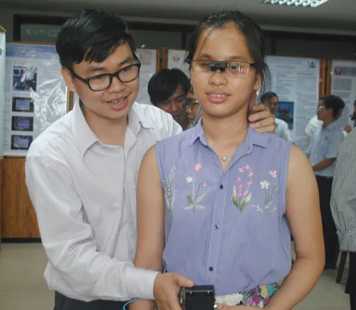 Đỗ Nguyễn Anh Thư háo hức với "mắt thần" mới do TS Hải trực tiếp hướng dẫn.