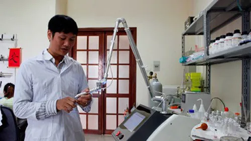 TS Đỗ Hoàng Tùng bên một chiếc máy plasma do anh và các cộng sự chế tạo.