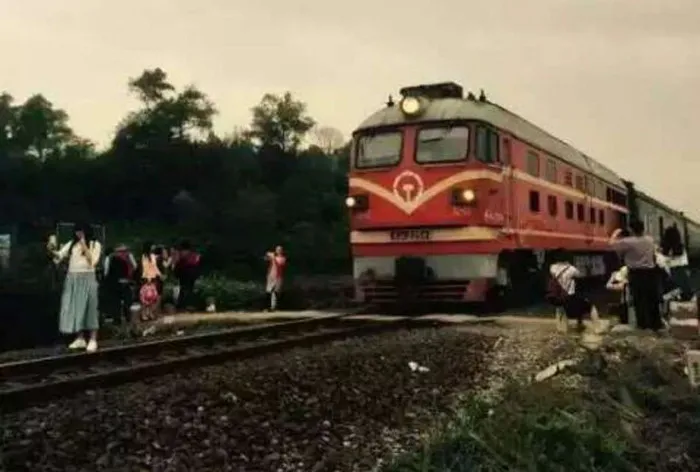 Tuyệt đối không đứng gần tàu hoả nhé!