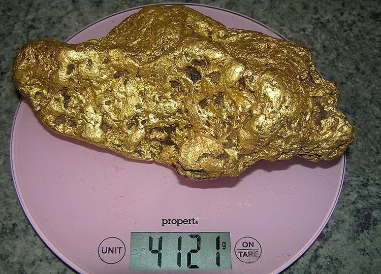 Khối vàng nặng 4kg trên bàn cân.