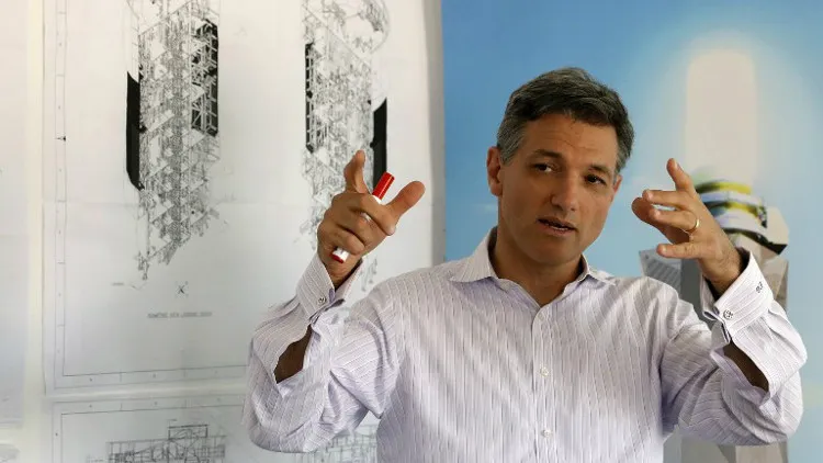 Eran Gartner, CEO của công ty Megalim Solar Power, đang giải thích chi tiết về công trình khổng lồ của họ.