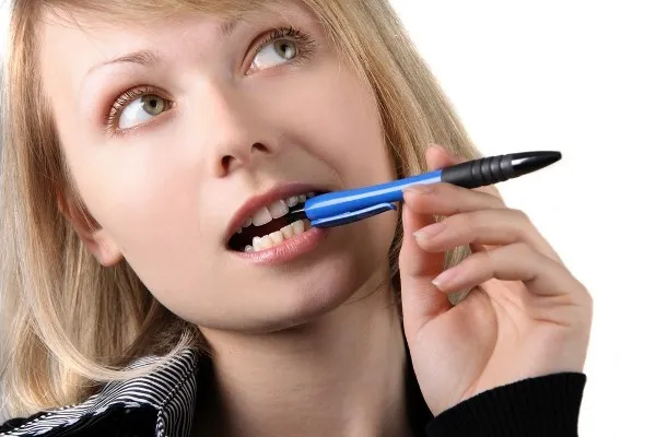 Đã là học sinh, ai cũng từng có lúc từng cắn bút, ngậm bút, bạn có thấy vậy không?
