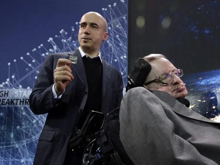Tỷ phú Milner (đứng) và nhà vật lý Hawking.