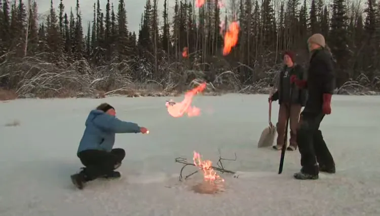 Khí metan thoát ra từ mặt hồ tại Alaska bốc cháy phừng phừng.
