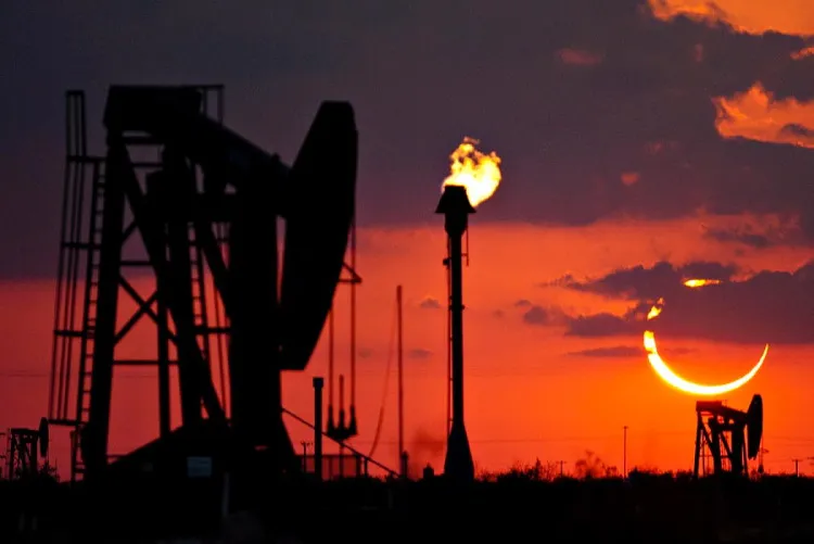 Vòng lửa hình khuyên rực sáng trên bầu trời Odessa, Texas.