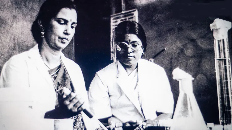 Bà Nirmala (phải) và giáo sư Solomon.