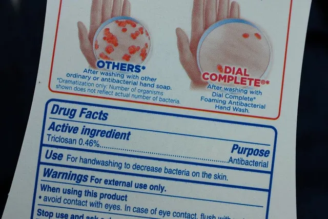 Triclosan, triclocarbon và 17 hóa chất khác có trong xà phòng diệt khuẩn bị cấm.