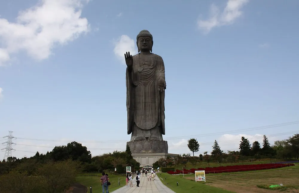Tượng Phật Ushiku Daibutsu - thành phố Ushiku, Nhật Bản.