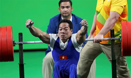 Đô cử Lê Văn Công phấn khích sau khi lập kỷ lục thế giới.