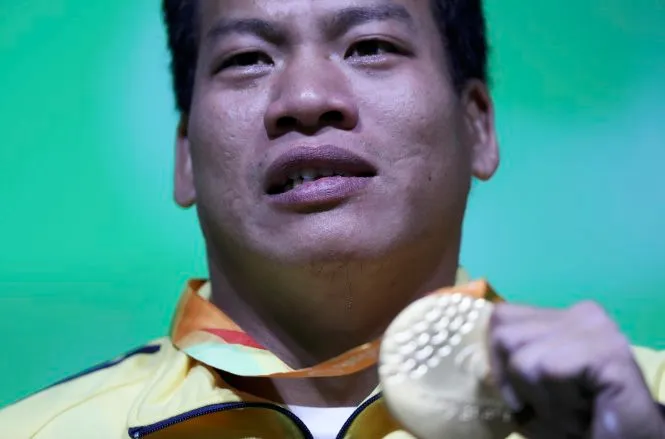 Lê Văn Công nghẹn ngào khi mang về cho thể thao Việt Nam chiếc HC vàng đầu tiên trong lịch sử Paralympic.